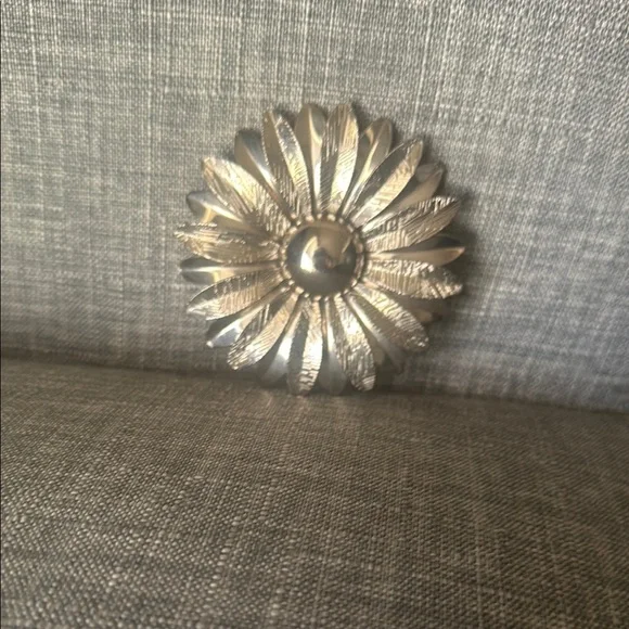 Elegant Vintage Silver Tone Daisy Brooch - Picture 5 of 5